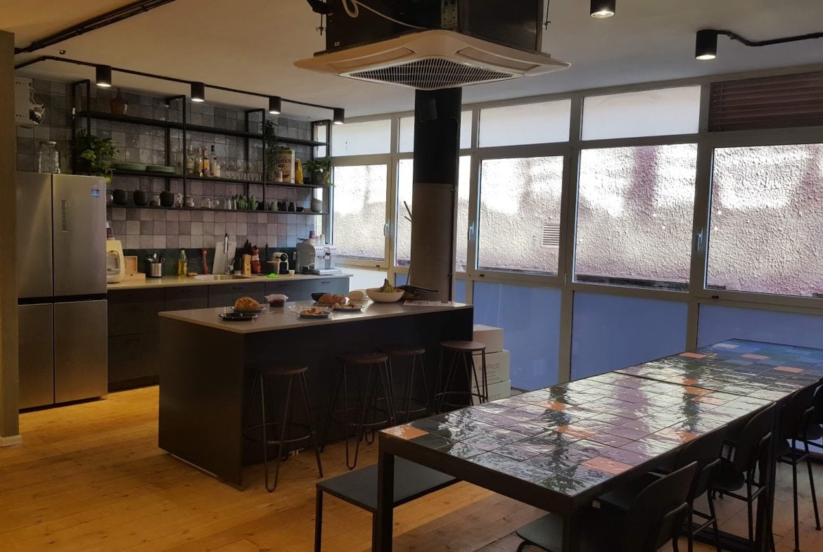 מטבחון עם מקומות אוכל