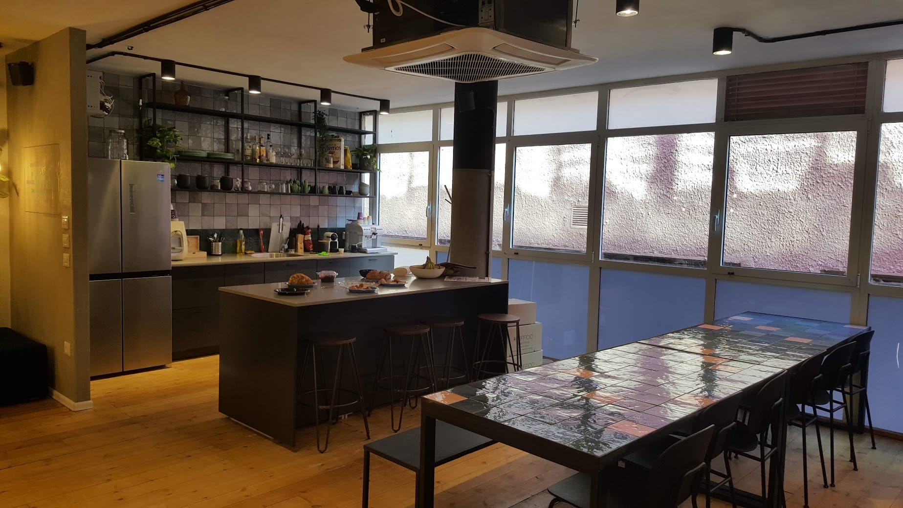 מטבחון עם מקומות אוכל