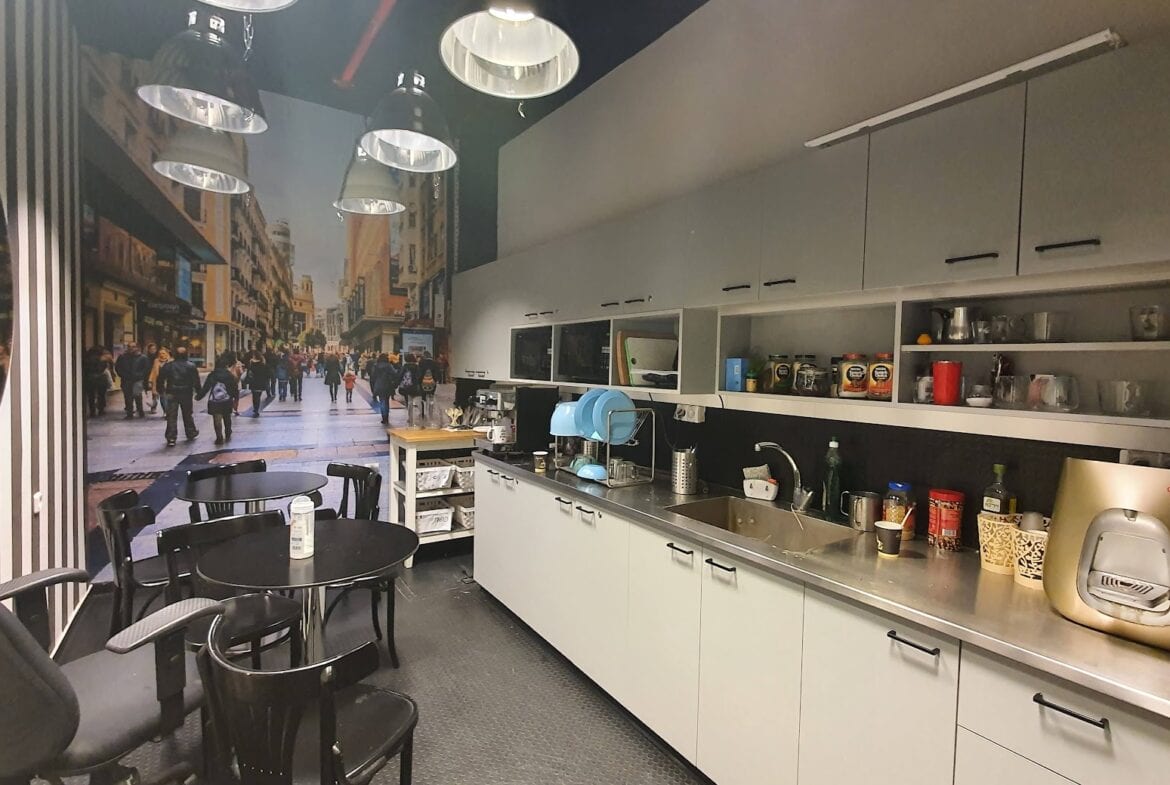 מטבח גדול עם מקומות אוכל