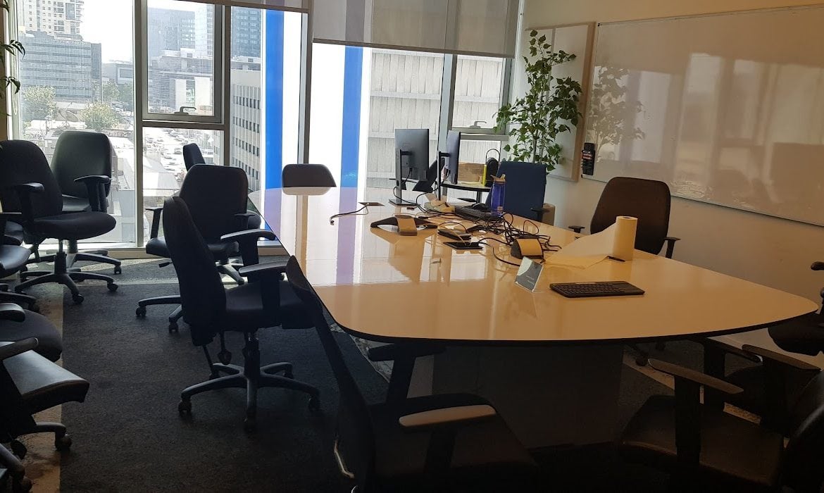 חדר ישיבות גדול