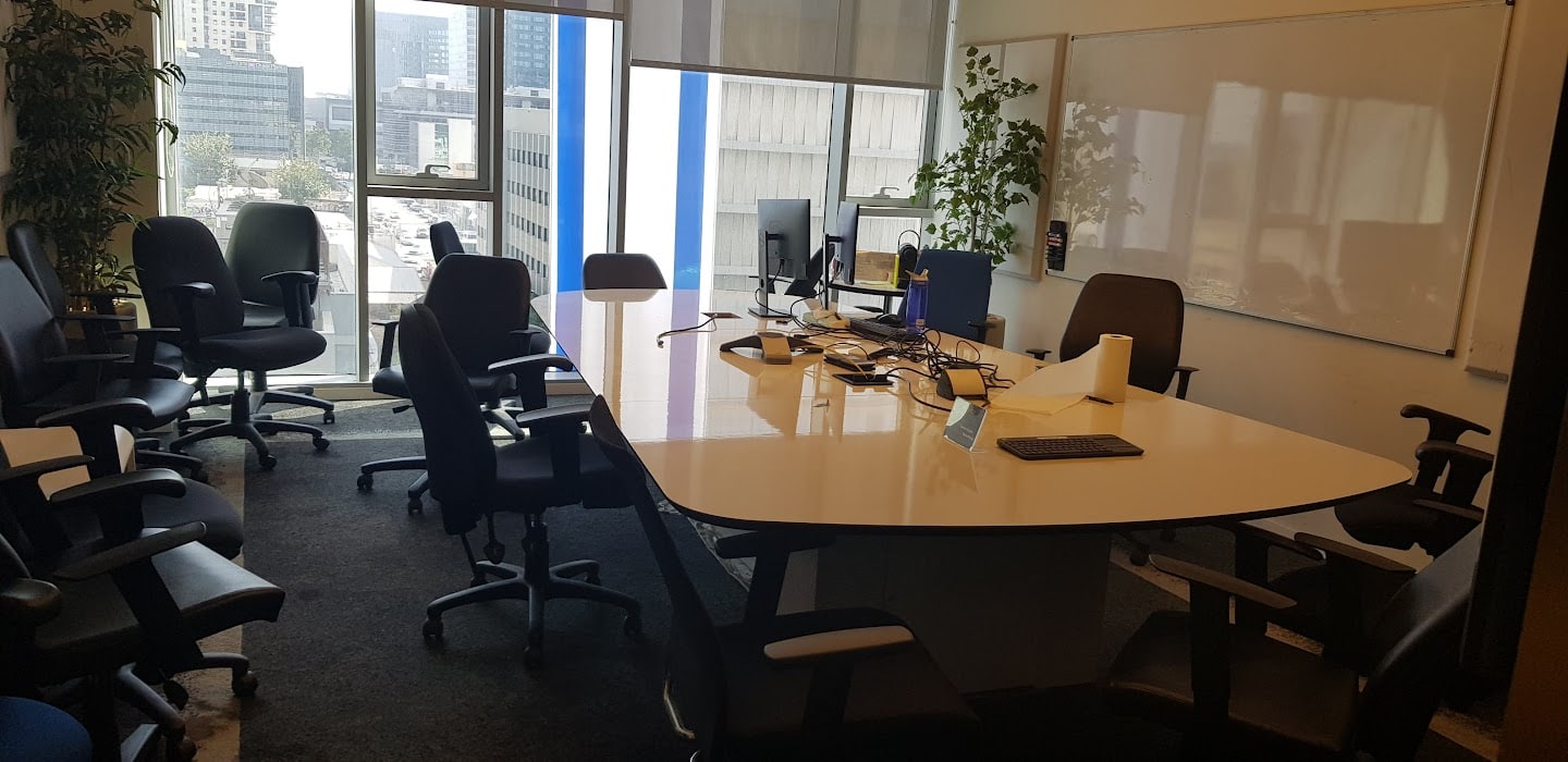 חדר ישיבות גדול