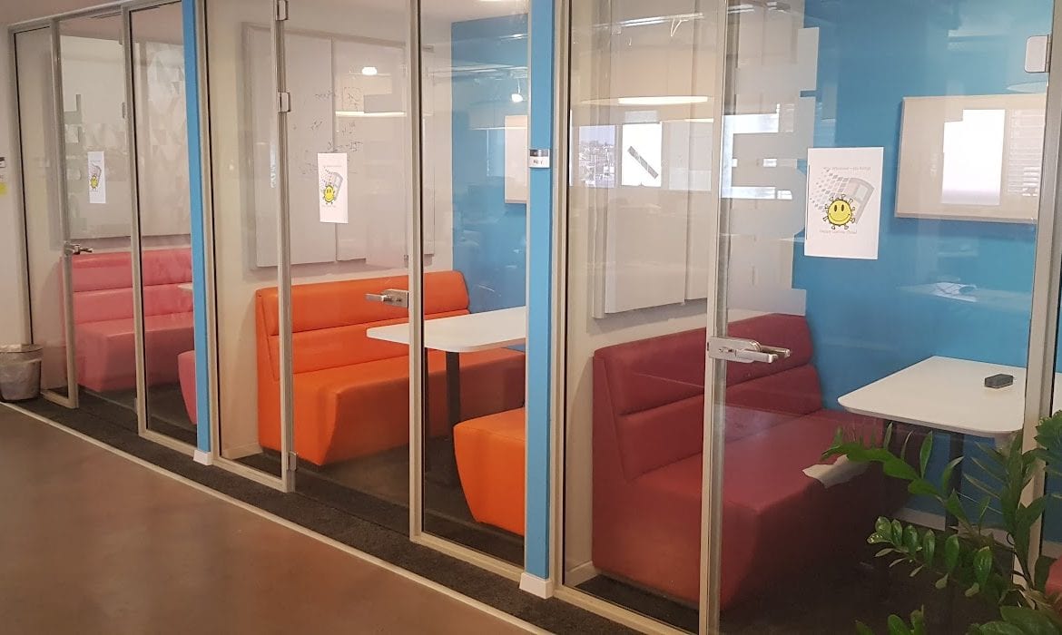 תאי טלפון/ חדרים אחד על אחד