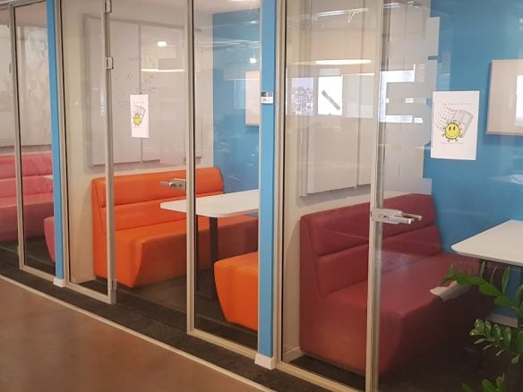 תאי טלפון/ חדרים אחד על אחד