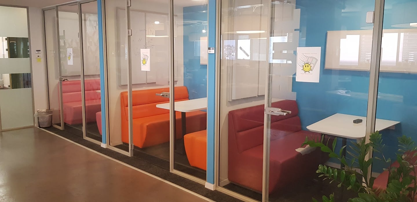 תאי טלפון/ חדרים אחד על אחד