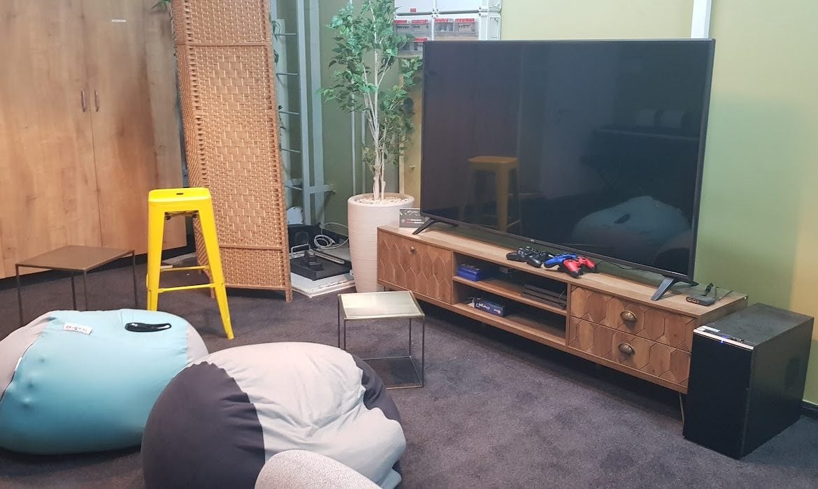 לאונג'/ חדר משחקים