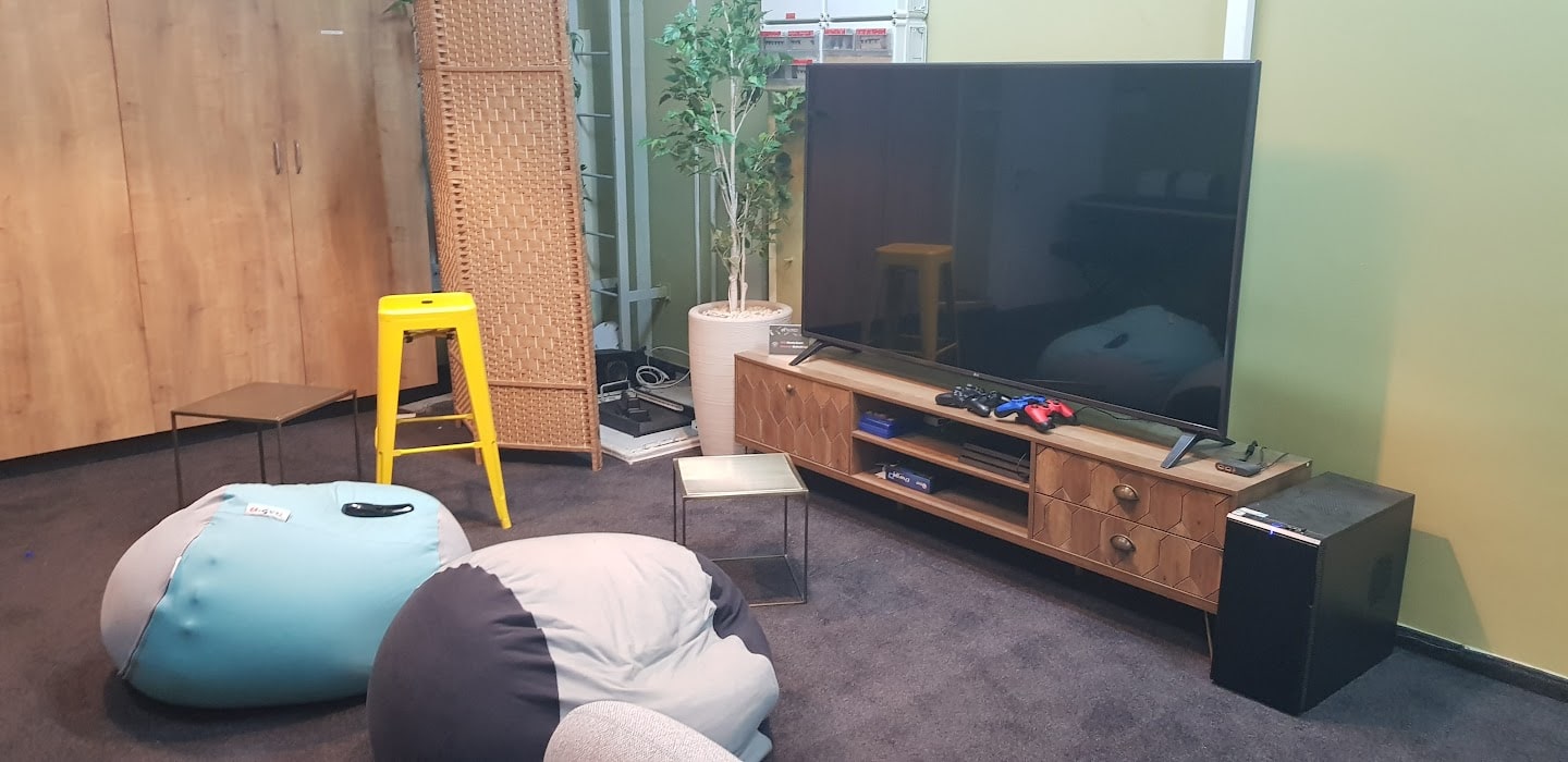 לאונג'/ חדר משחקים