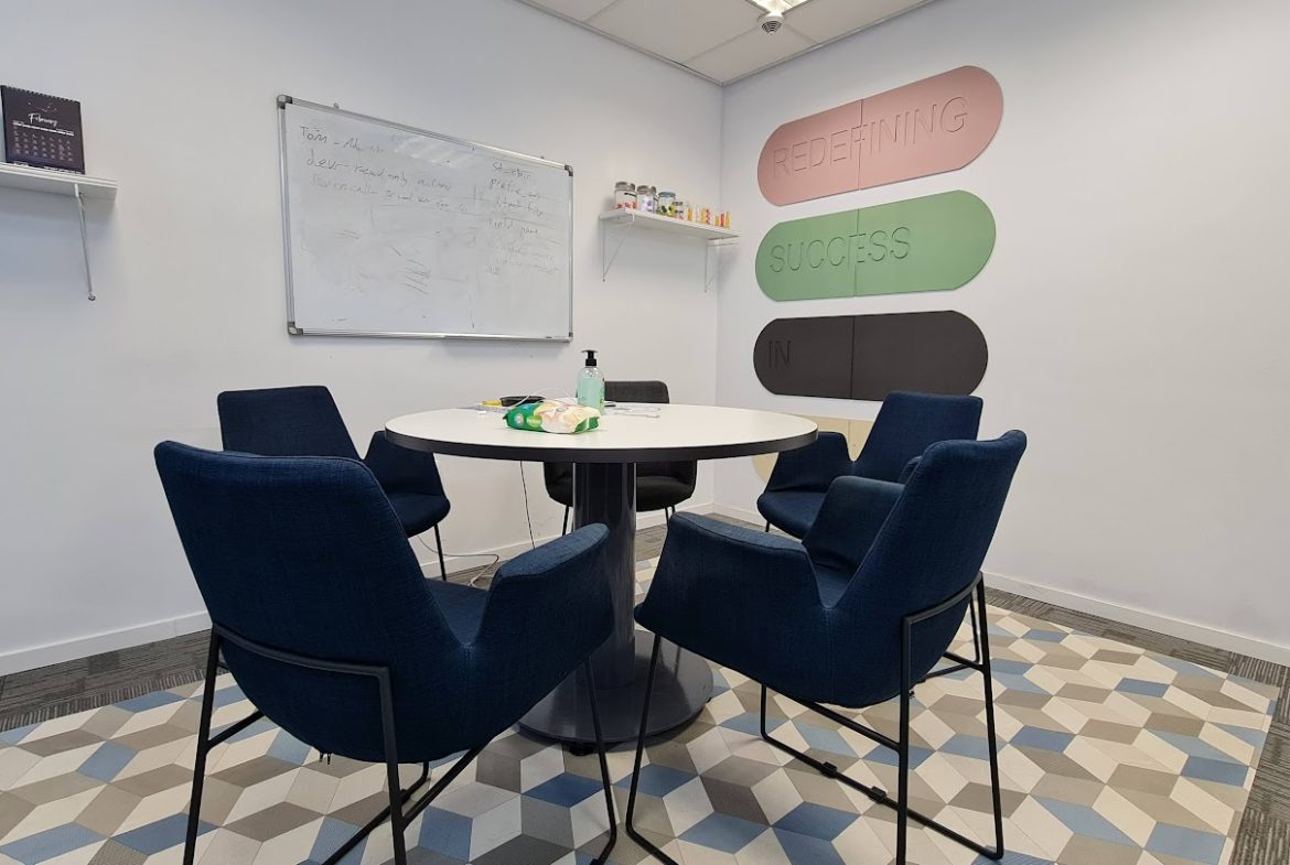 חדר ישיבות קטן