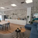 מטבח גדול עם לאונג' ומקומות אוכל