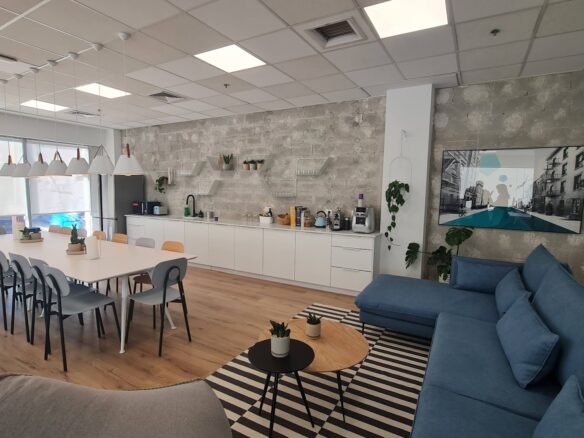 מטבח גדול עם לאונג' ומקומות אוכל