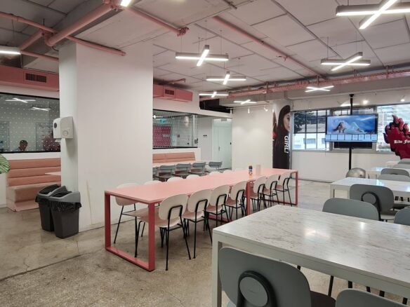 מטבח גדול עם מקומות אוכל