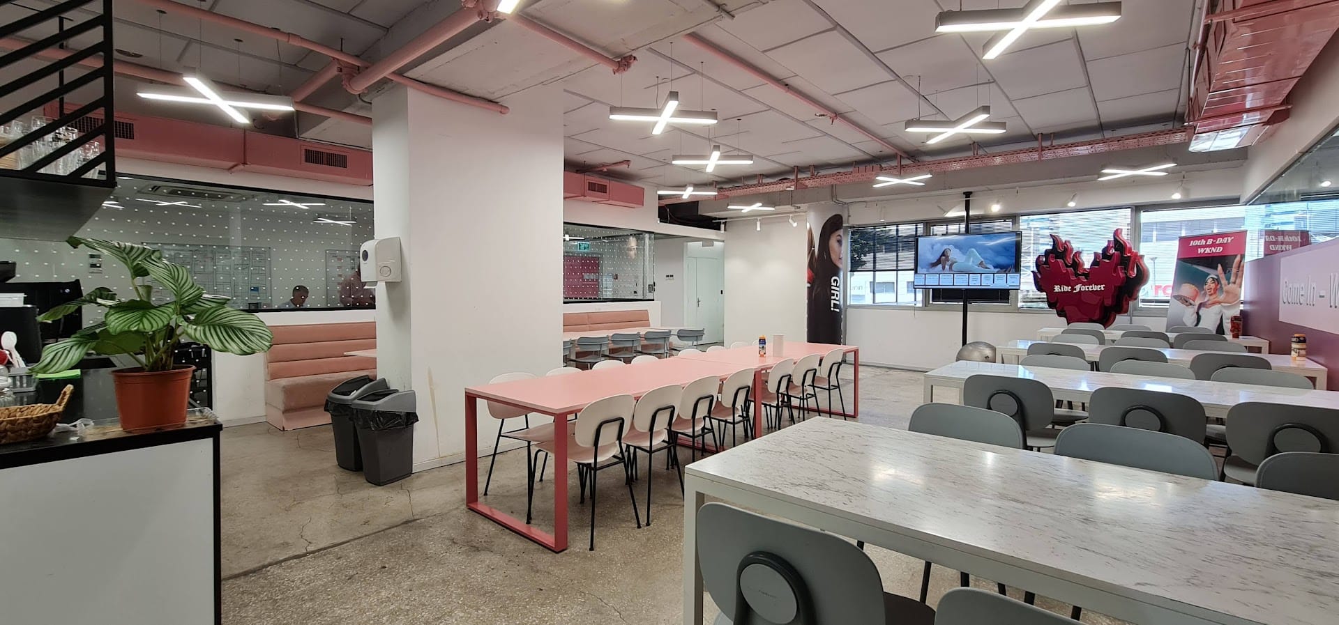 מטבח גדול עם מקומות אוכל