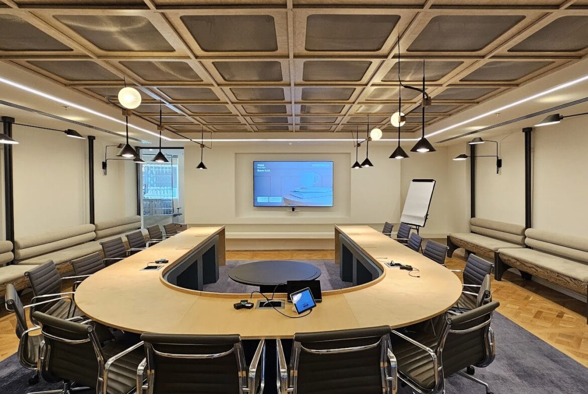 אחד מחדר ישיבות גדולים