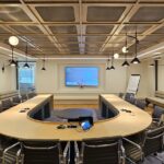 אחד מחדר ישיבות גדולים