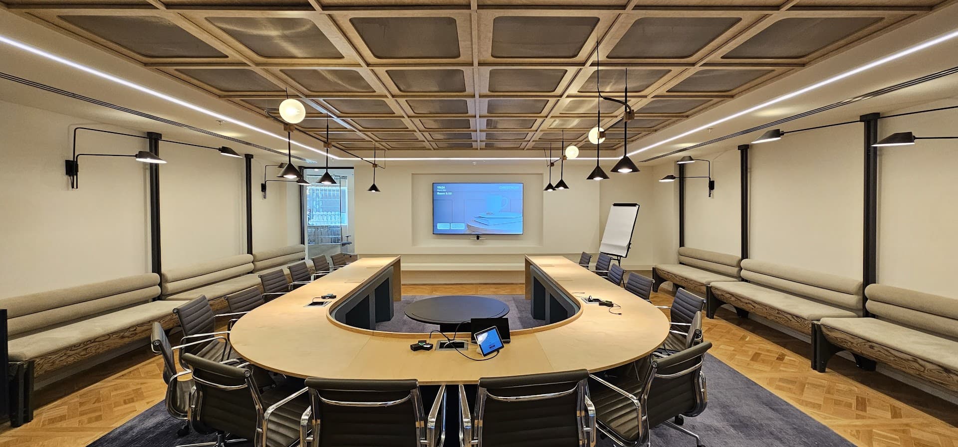 אחד מחדר ישיבות גדולים