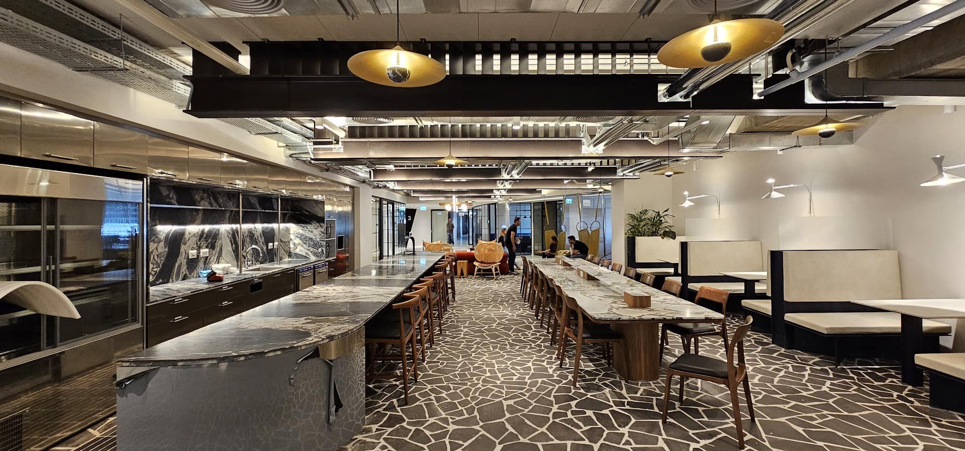 מטבח מפואר עם פינות ישיבה