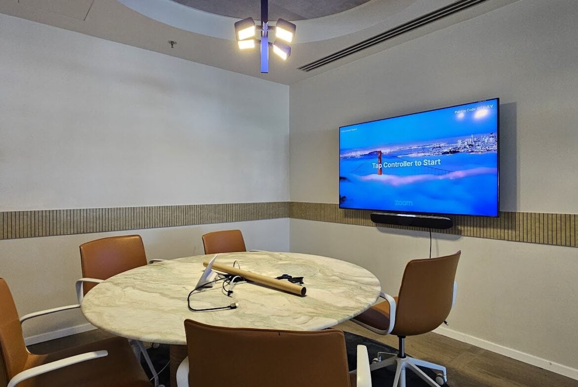 חדר ישיבות קטן