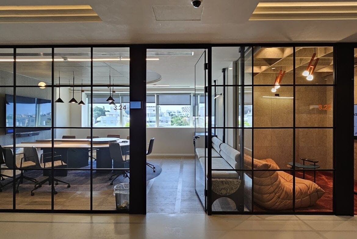 מבט כללי, עוד חדר ישיבות ואזור לאונג' קטן