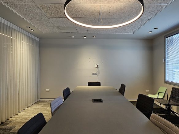 חדר ישיבות גדול