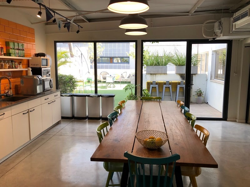 מטבח במשרד עם יציאה לגינה פרטית