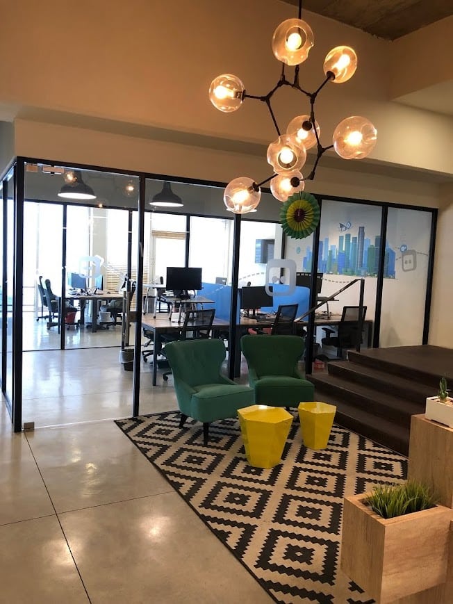 בתמונה חדר ישיבות וחלוקה פנימית של המשרד