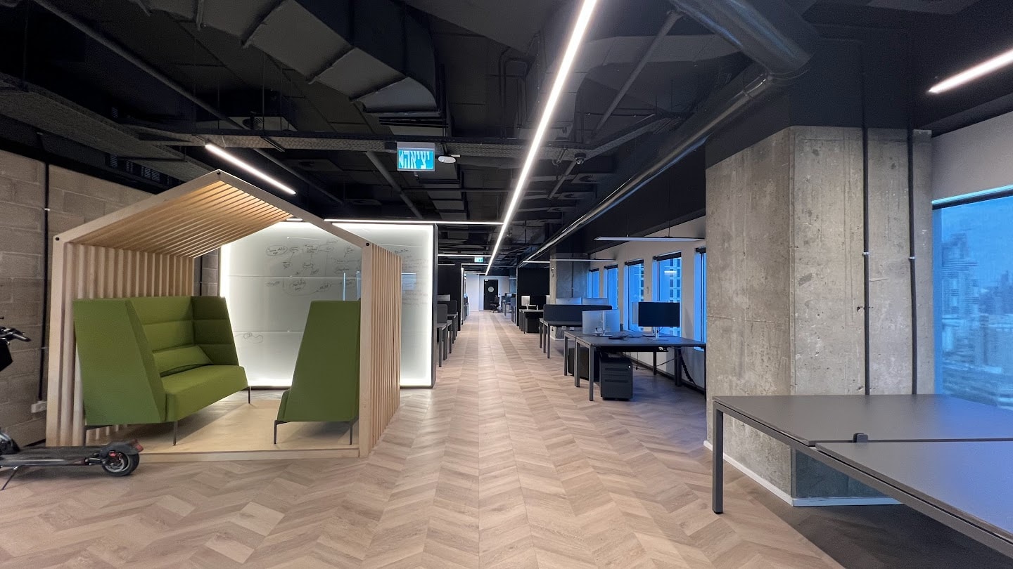 מבט כללי-אופן ספייס עם עמדות עבודה