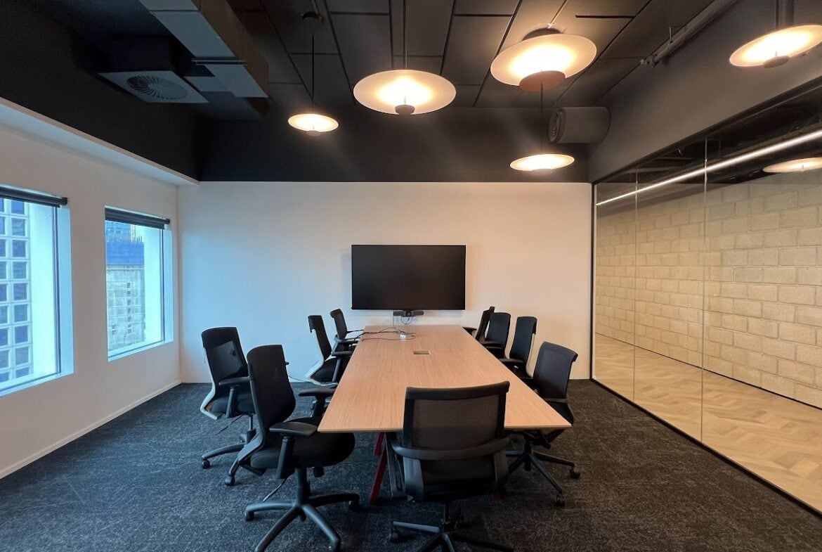 חדר ישיבות גדול