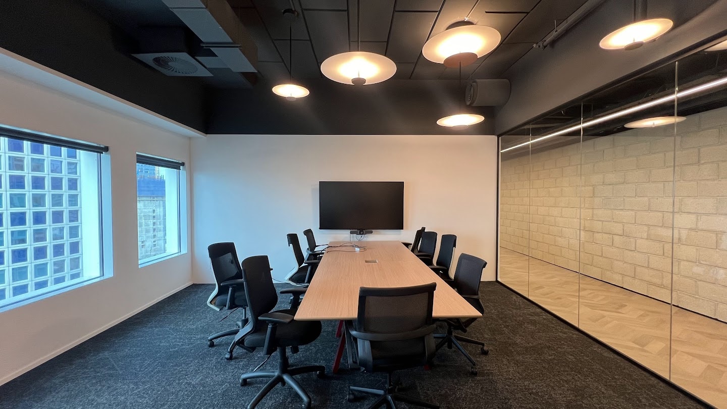 חדר ישיבות גדול