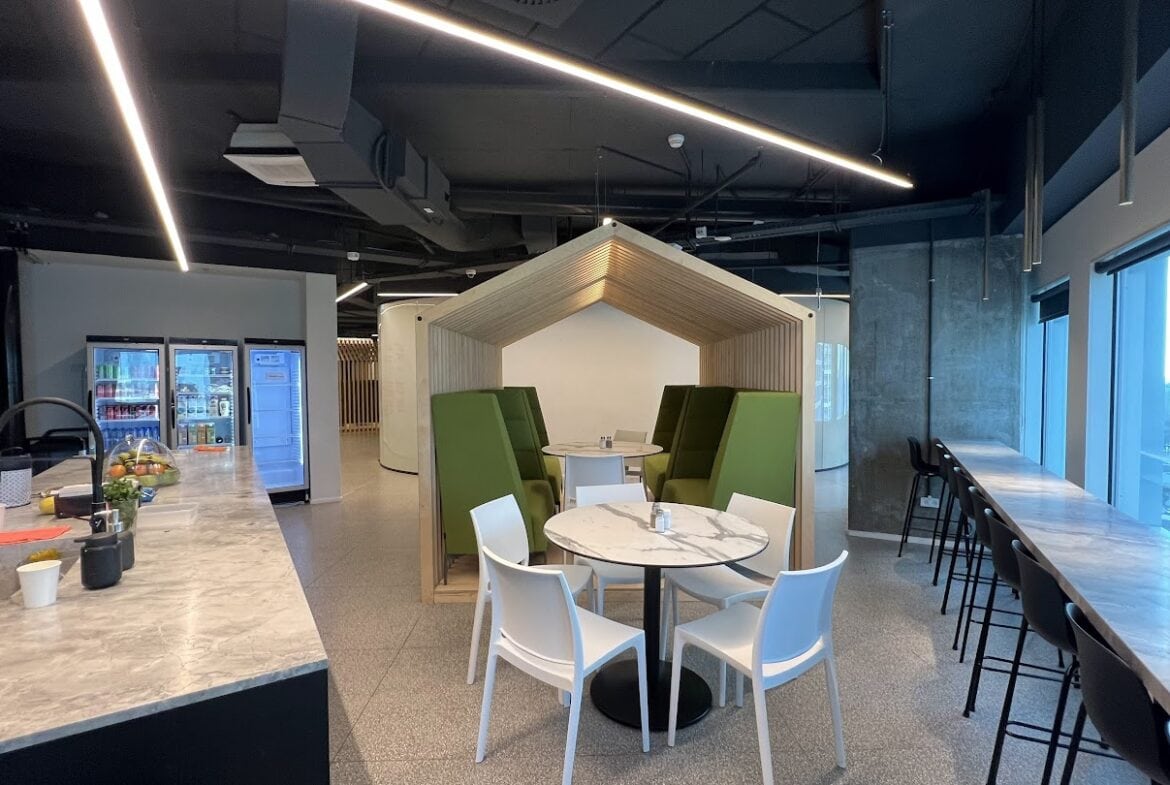 מטבח גדול עם מקומות ישיבה