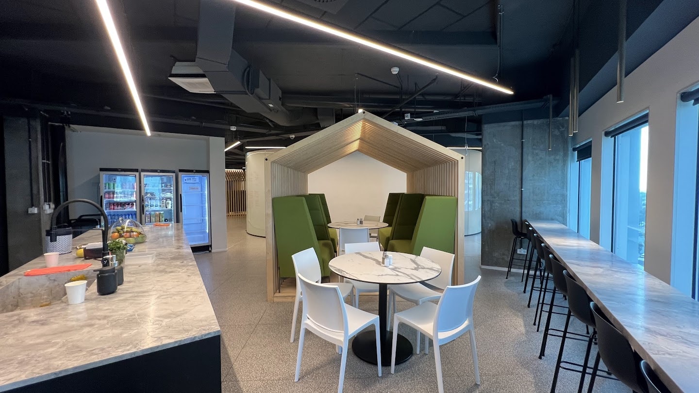 מטבח גדול עם מקומות ישיבה