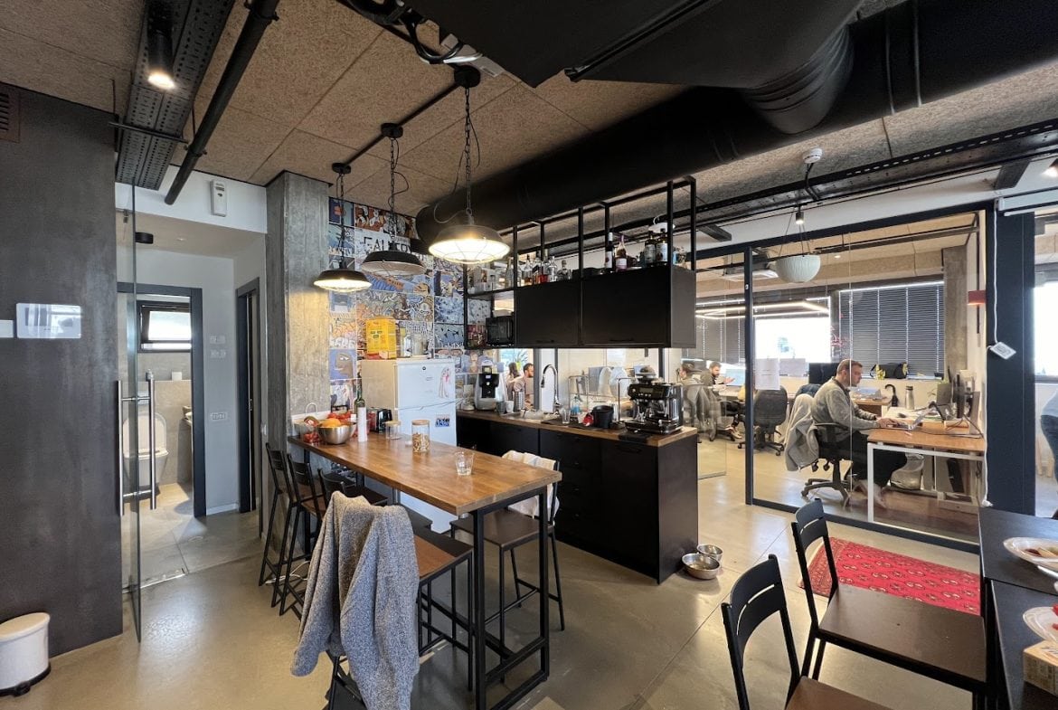 מטבח עם מקומות אוכל במשרד