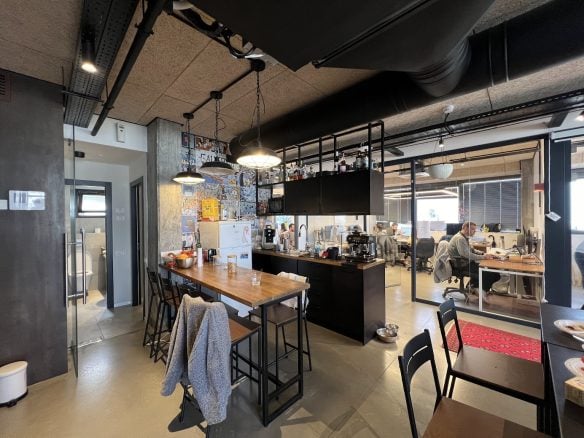 מטבח עם מקומות אוכל במשרד