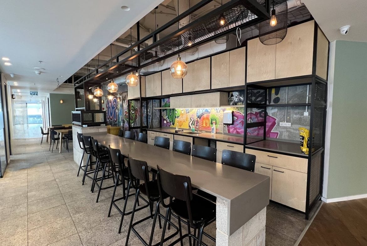 מטבח גדול במשרד עם מקומות אוכל