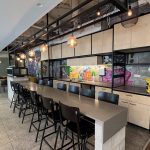 מטבח גדול במשרד עם מקומות אוכל