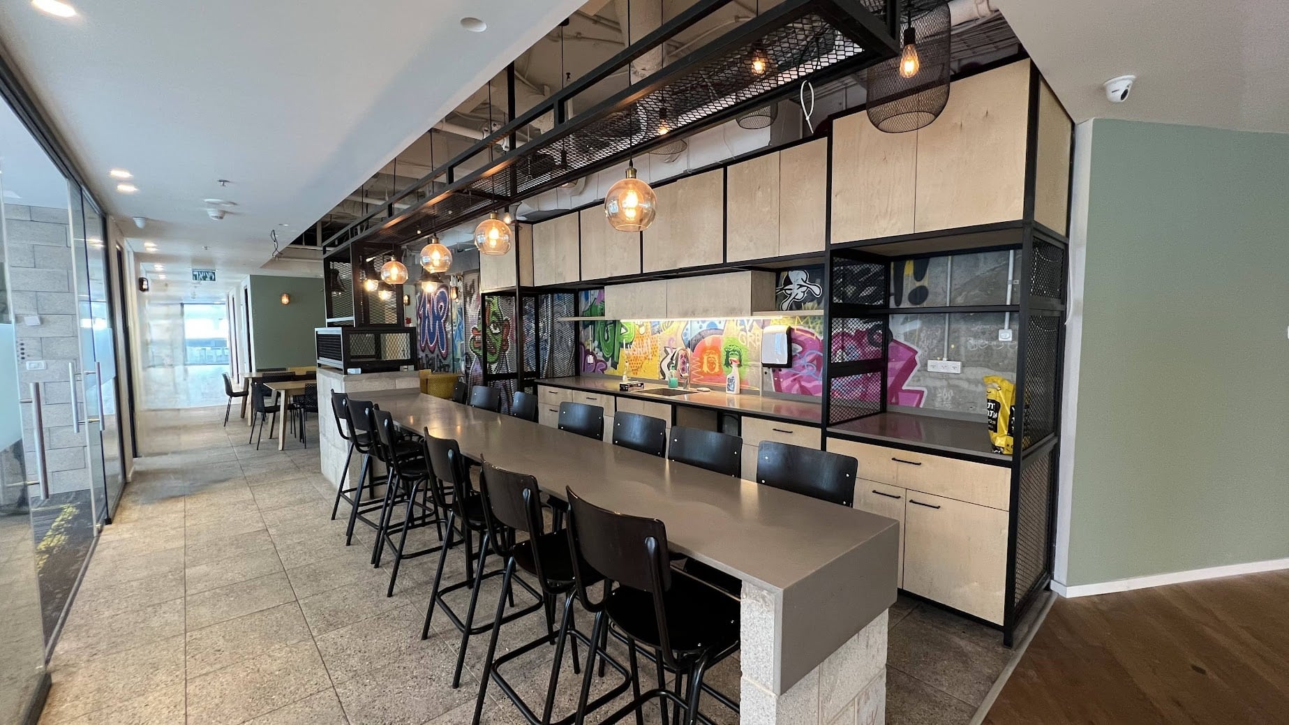 מטבח גדול במשרד עם מקומות אוכל