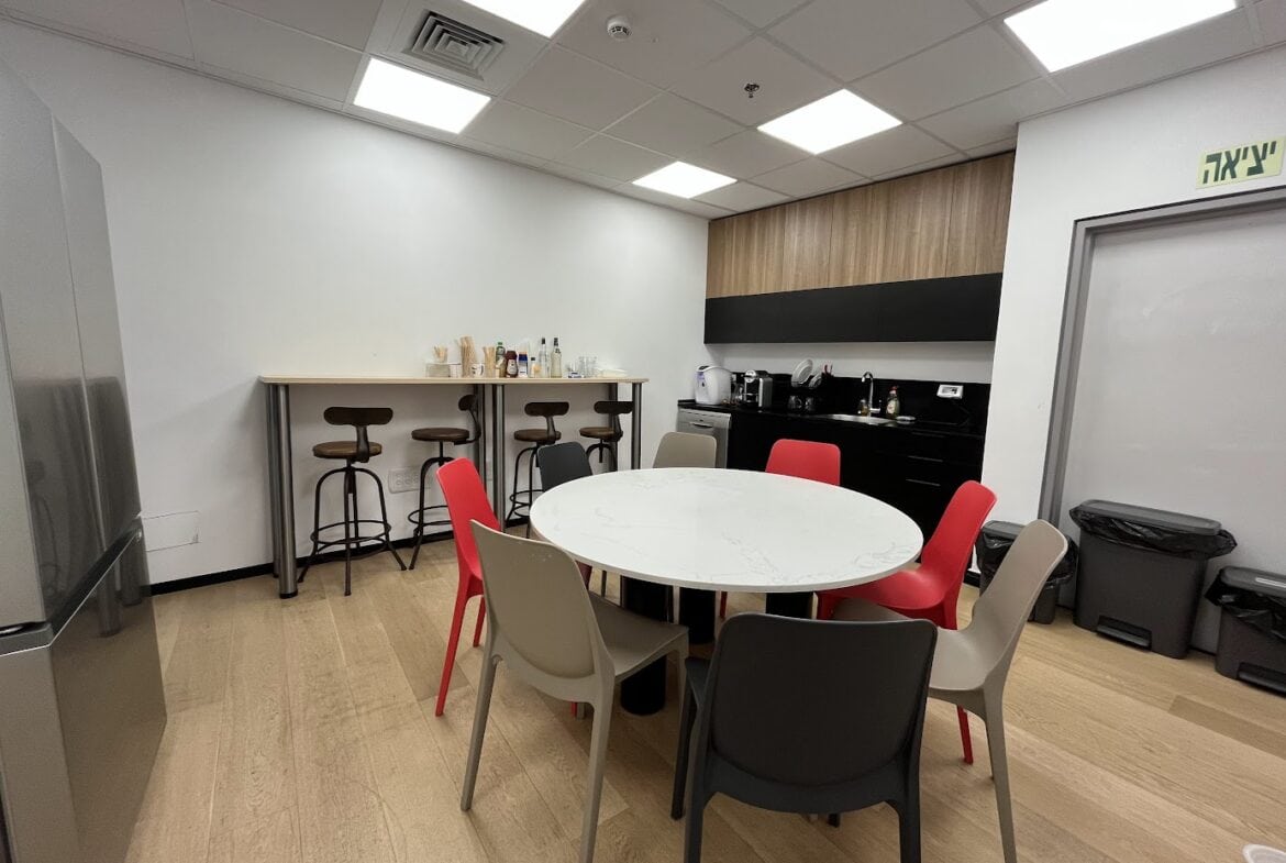 מטבח עם מקומות ישיבה/ממ