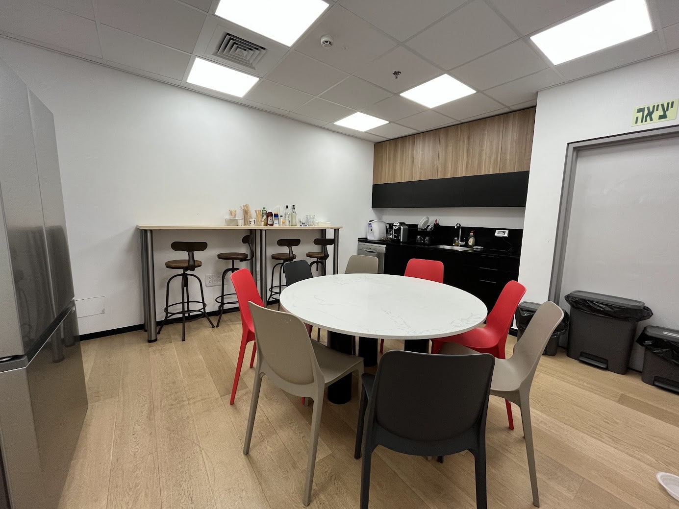 מטבח עם מקומות ישיבה/ממ"ד
