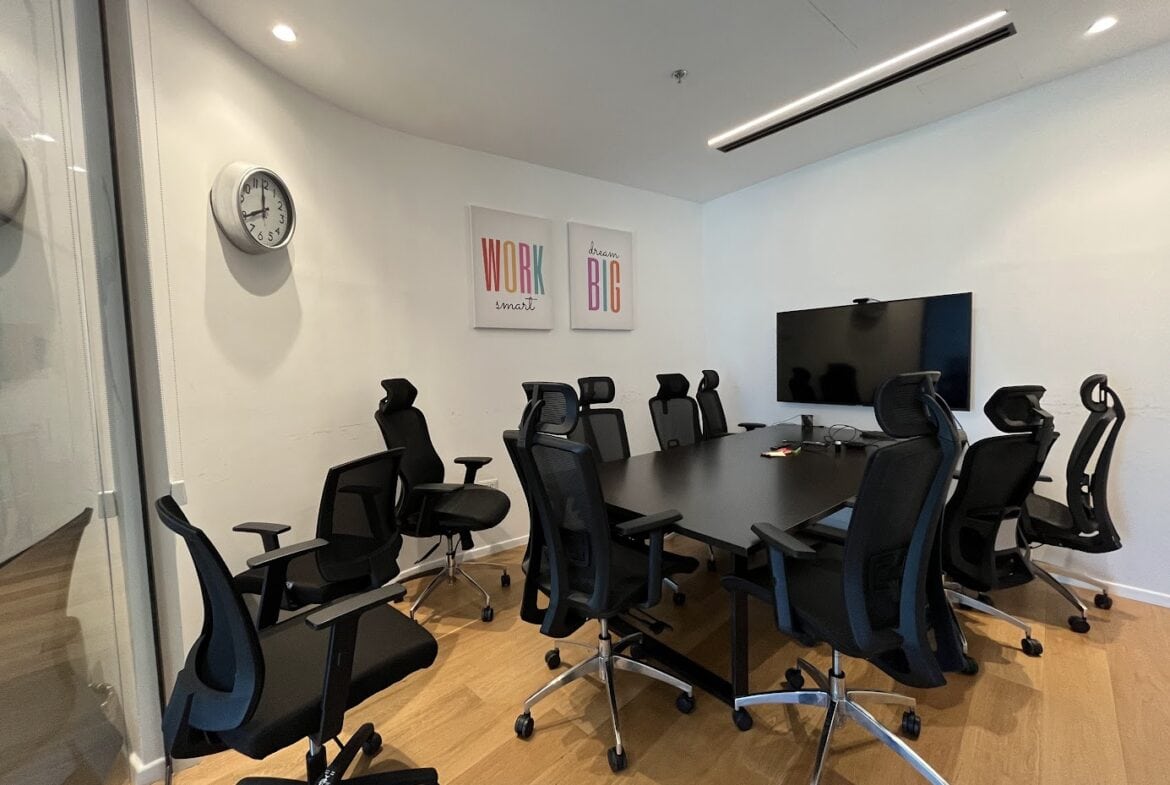 חדר ישיבות גדול