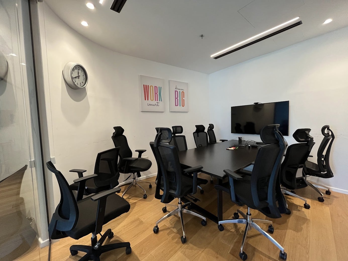 חדר ישיבות גדול