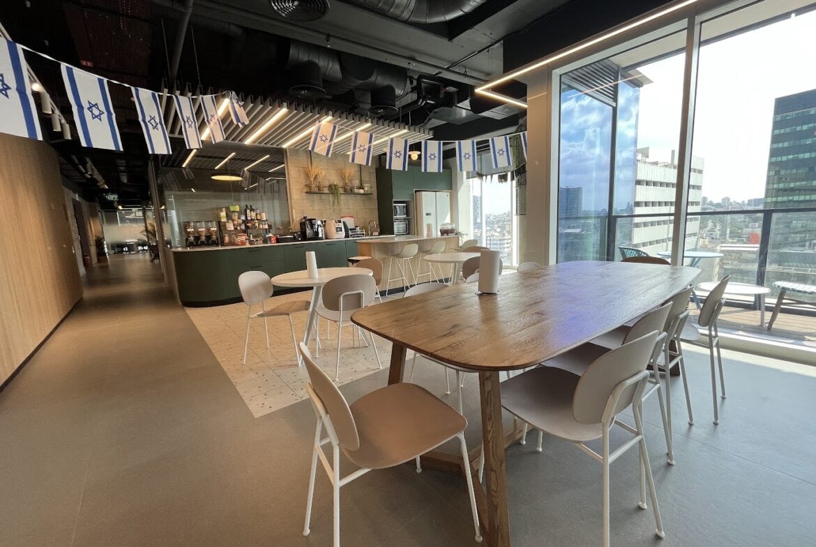 מטבח עם מקומות ישיבה/ פינת אוכל