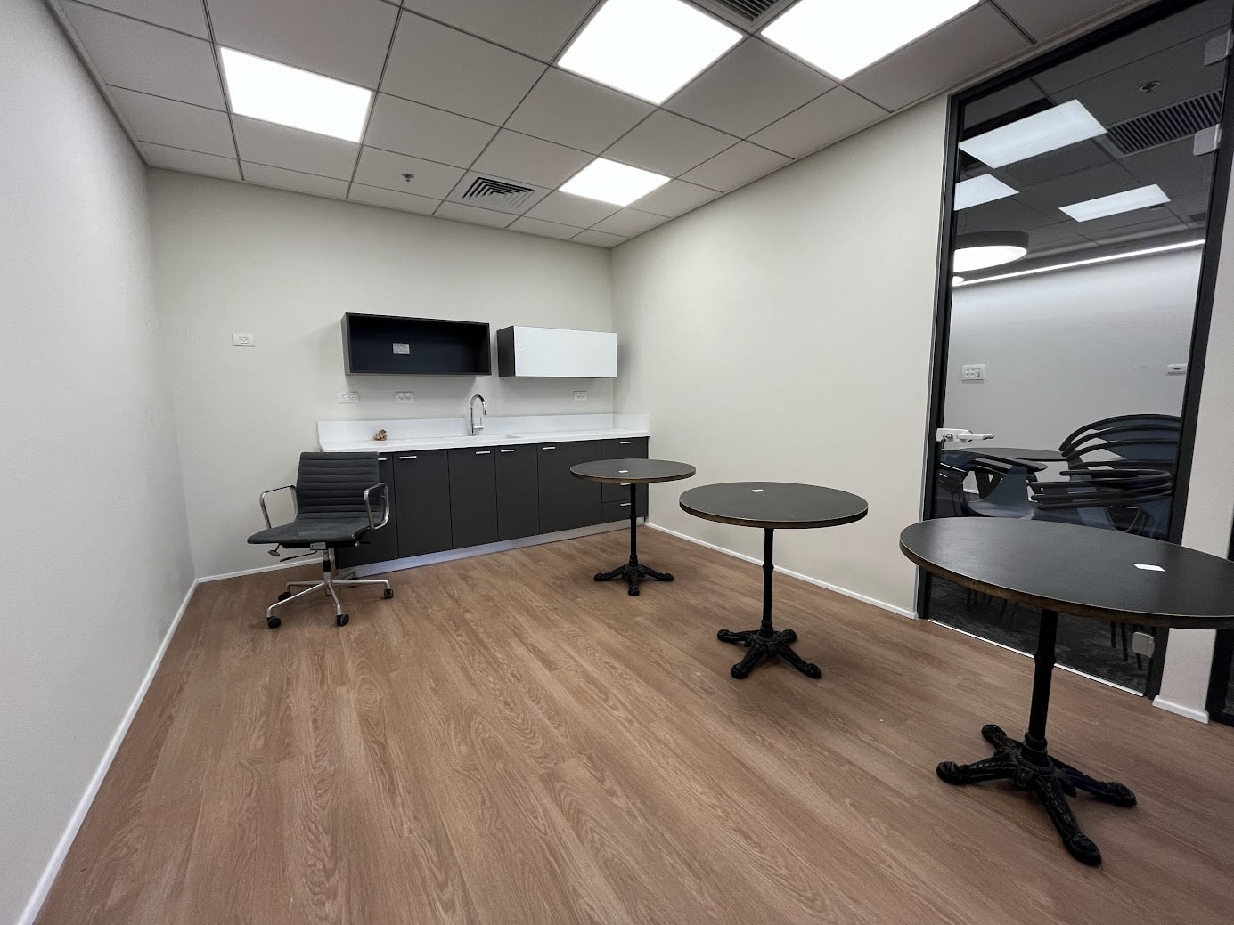 מטבחון ב233 מ"ר.