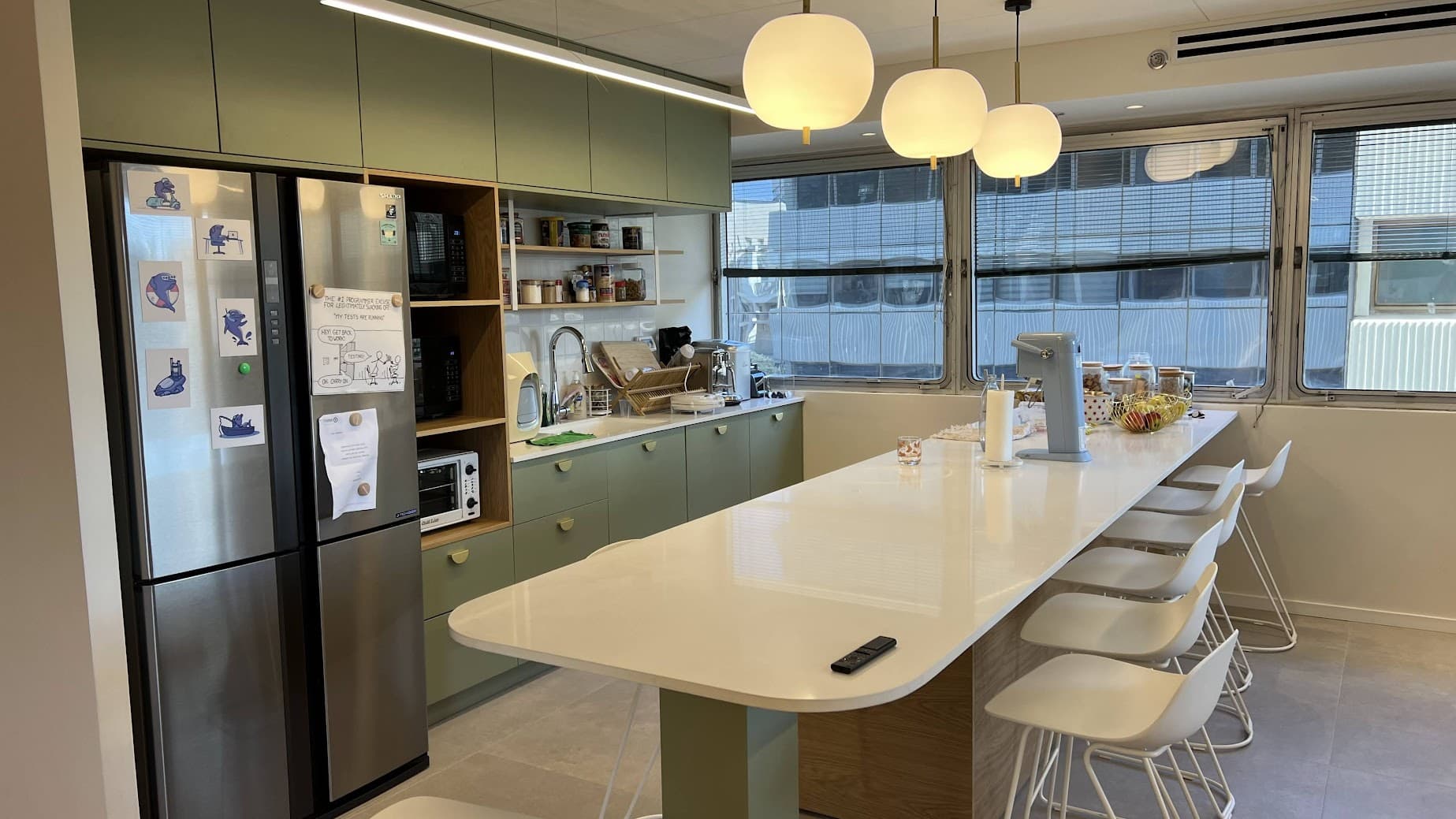 מטבח מאובזר עם מקומות אוכל