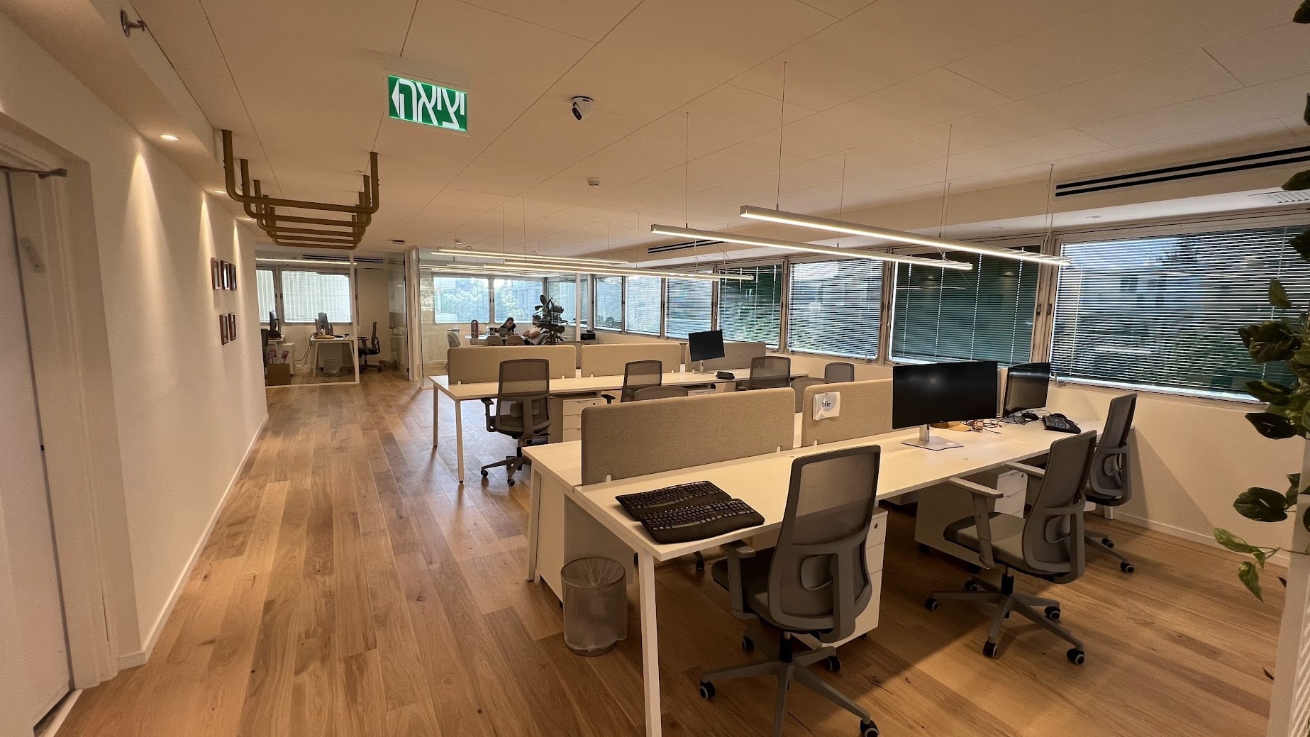 אופן ספייס עם עמדות עבודה