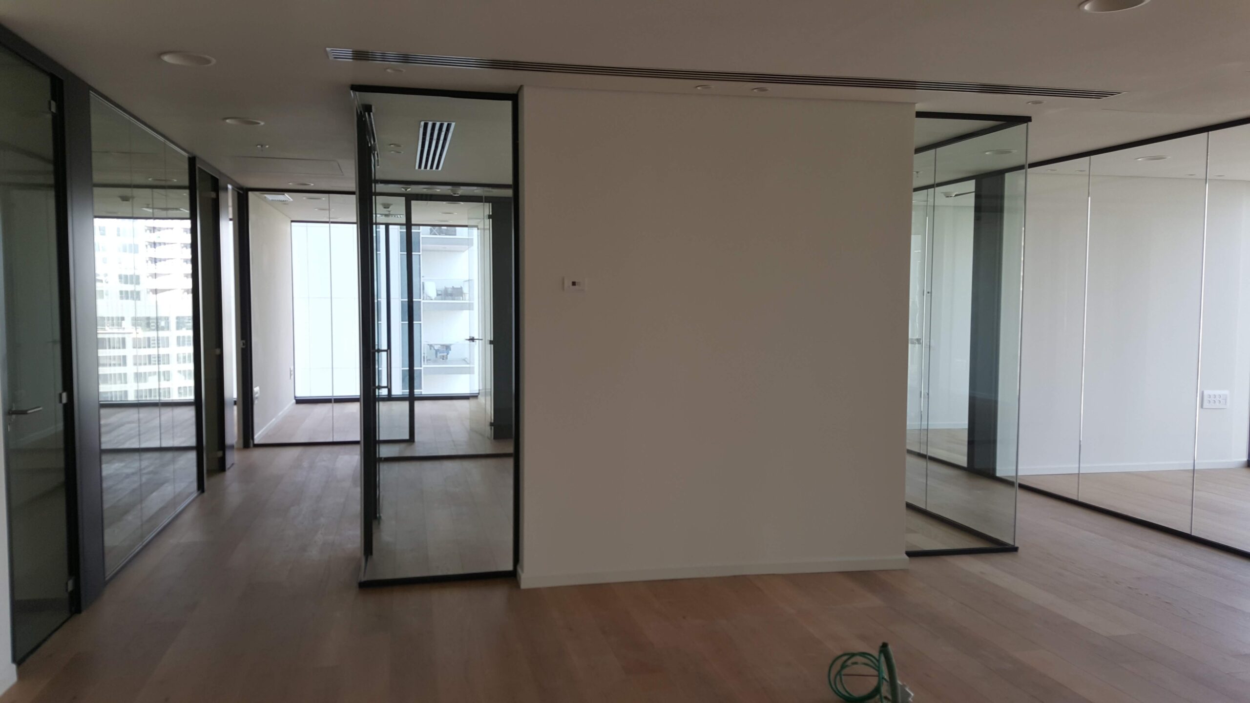 חלוקה פנימית לחדרי עבודה