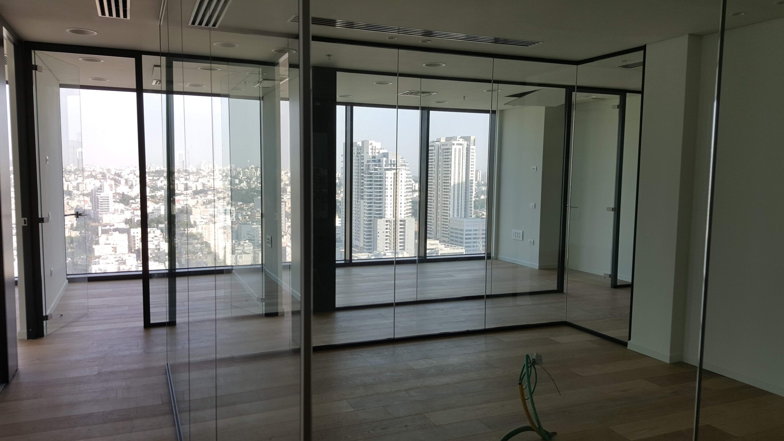 חלוקה פנימית לחדרי עבודה