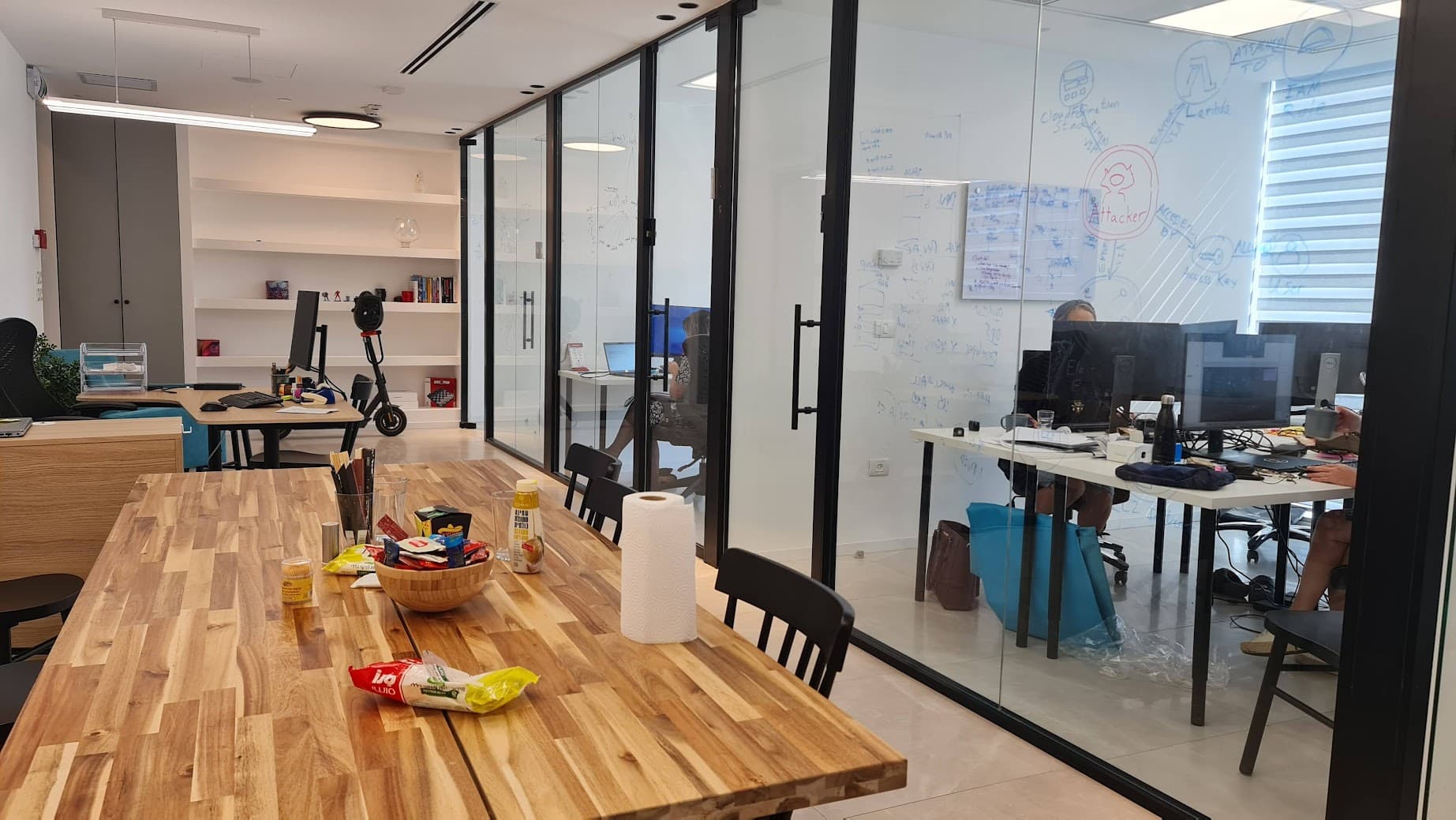 מטבח עם מקומות אוכל במשרד