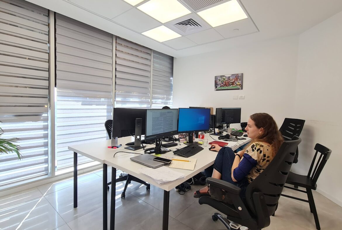 אח מחדרי עבודה.