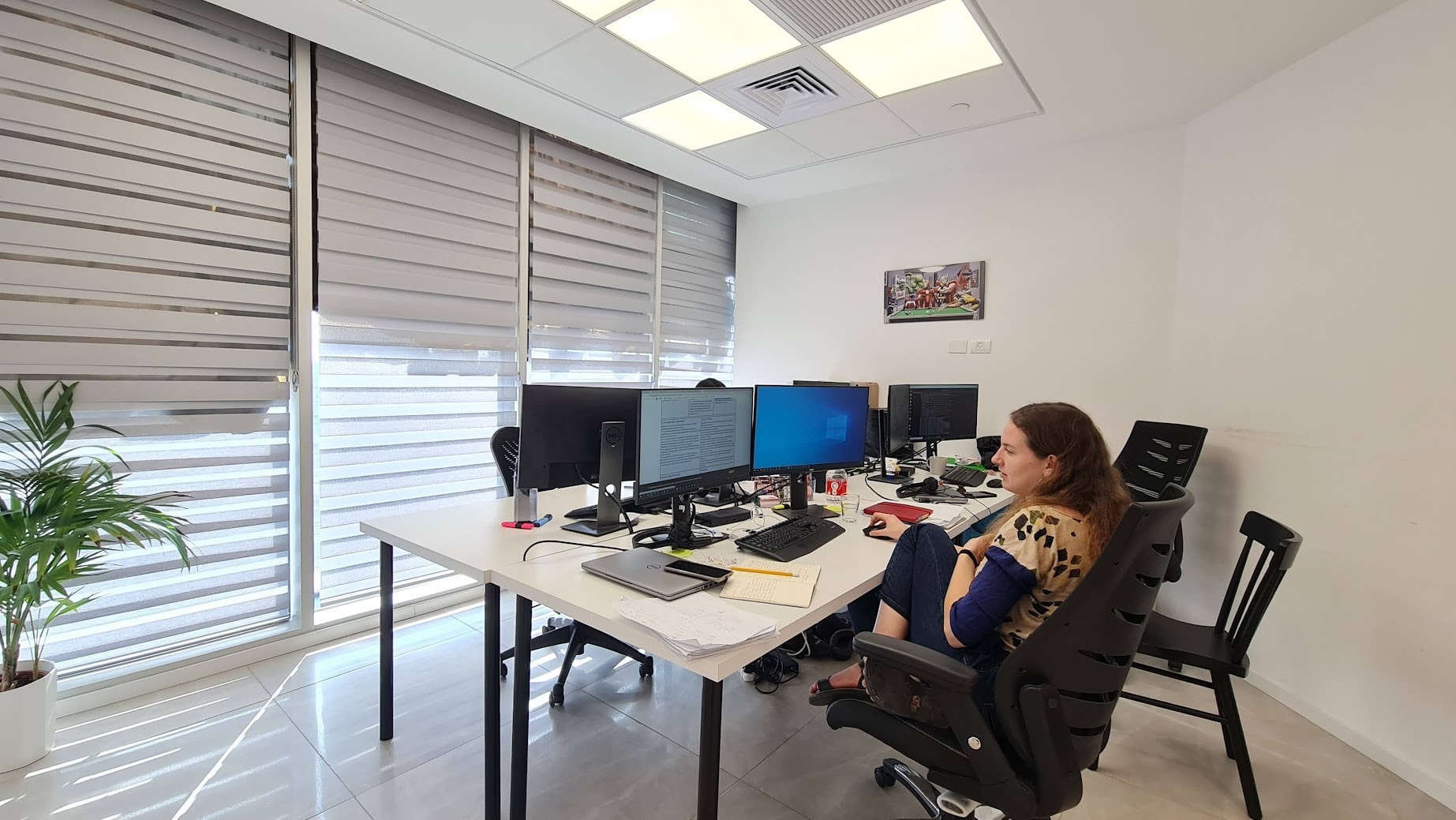 אח מחדרי עבודה.