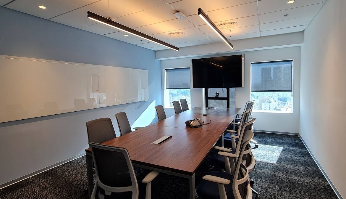 חדר ישיבות גדול