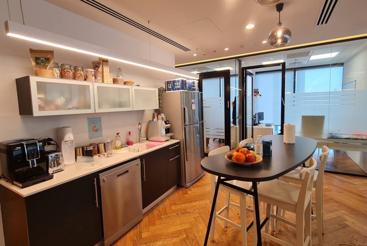 מטבח גדול מאובזר