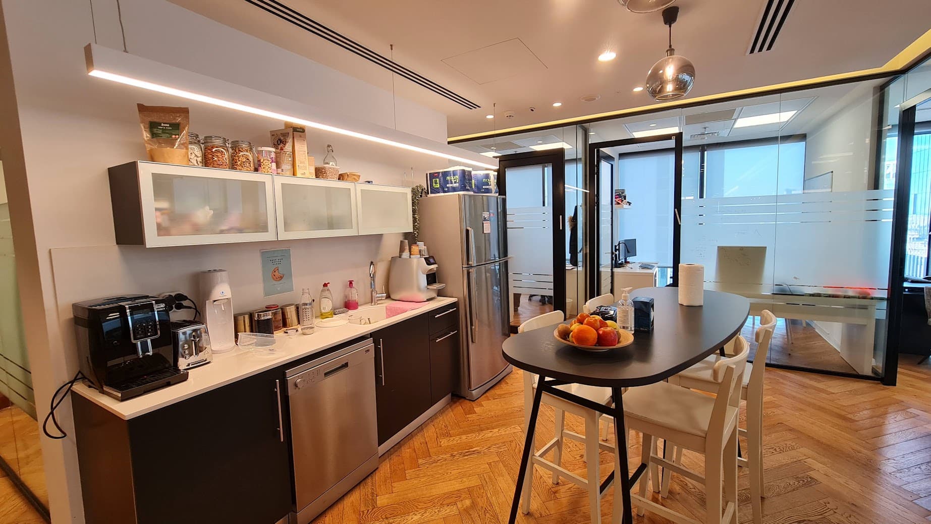 מטבח גדול מאובזר